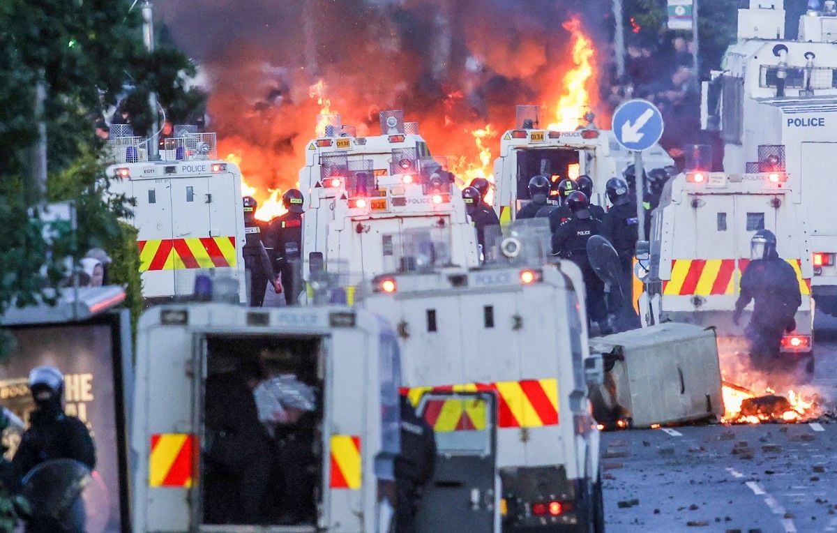 Tienda de comestibles saqueada, vehículos quemados… Los disturbios antiinmigración incendian Belfast Tienda de comestibles saqueada, vehículos quemados… Los disturbios antiinmigración incendian Belfast